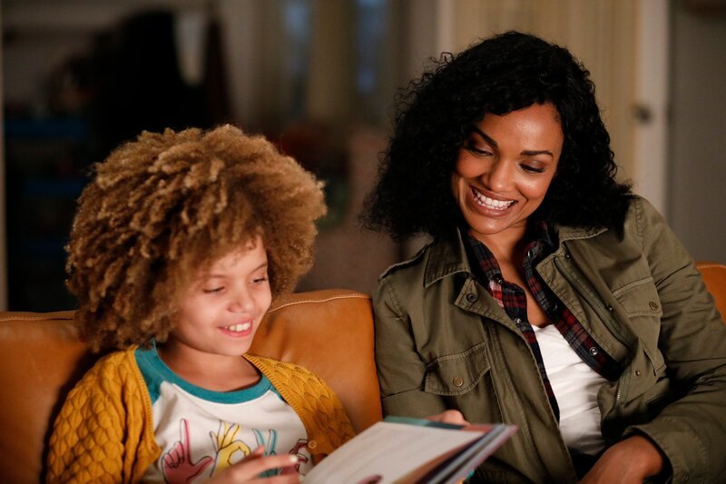 Nyla Harper (Mekia Cox, r.) bleibt über Nacht bei ihrer Tochter Lila (Carsyn Rose, l.), weil diese seit einiger Zeit Albträume hat. – Bild: Raymond Liu /​ ZDF