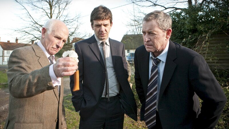 Ist das die Tatwaffe? Das fragen sich Dr. George Bullard (Barry Jackson, l.), DS Ben Jones (Jason Hughes, M.) und DCI Tom Barnaby (John Nettles, r.). – Bild: ZDF