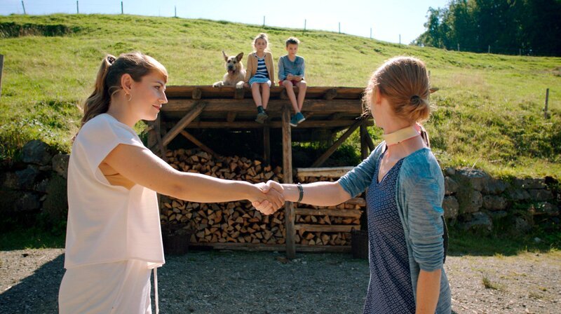 Gitti Stettner (Sarah Bauerett, rechts) hat Flori eine zweite Chance gegeben. Links: Floris Mama Eva (Ines Hollinger). – Bild: MDR/​Filmbüro Münchner Freiheit GmbH
