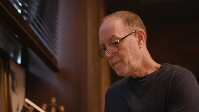 Bill Adler with glasses on reading a book – Bild: Warner Bros. Discovery, Inc. or its subsidiaries and affiliates