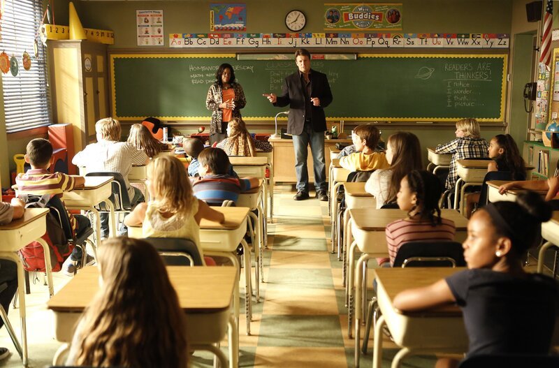 Ermittelt an einer Grundschule und braucht dafür die Unterstützung der Lehrerin Mrs. Ruiz (Michael Hyatt, stehend l.): Richard Castle (Nathan Fillion, stehend r.) … – Bild: ABC Studios /​ Nicole Wilder