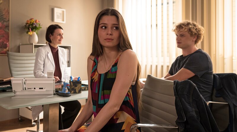 Dr. Ina Schulte (Isabell Gerschke) und Dr. Philipp Brentano (Thomas Koch) haben gerade erfahren, dass Sarah Marquardt und Philipps Frau Arzu mit einer Hochschwangeren im Fahrstuhl stecken geblieben sind. – Bild: MDR/​Saxonia Media/​Rudolf Wernicke