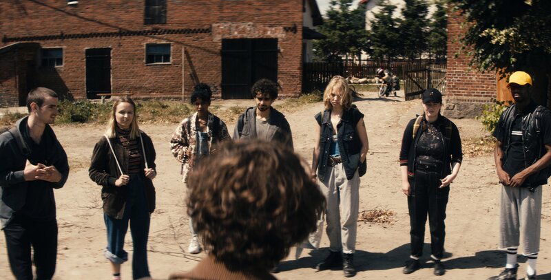 Freja (Karla Nina Diedrich, v.) will mit ihrer Gruppe (v.l.n.r. Aaron Hilmer, Asia Luna Mohmand, Safinaz Sattar, Zoran Pingel, Noemi Nicolaisen, Antonie Lawrenz, Sylvain Mabe) einen Bauernhof bewirtschaften, nachdem der Strom auf der Insel ausgefallen ist. – Bild: ZDF und Syrreal Entertainment /​ Christian Alvart