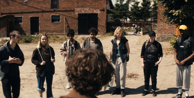 Freja (Karla Nina Diedrich, v.) will mit ihrer Gruppe (v.l.n.r. Aaron Hilmer, Asia Luna Mohmand, Safinaz Sattar, Zoran Pingel, Noemi Nicolaisen, Antonie Lawrenz, Sylvain Mabe) einen Bauernhof bewirtschaften, nachdem der Strom auf der Insel ausgefallen ist. – Bild: ZDF und Syrreal Entertainment /​ Christian Alvart