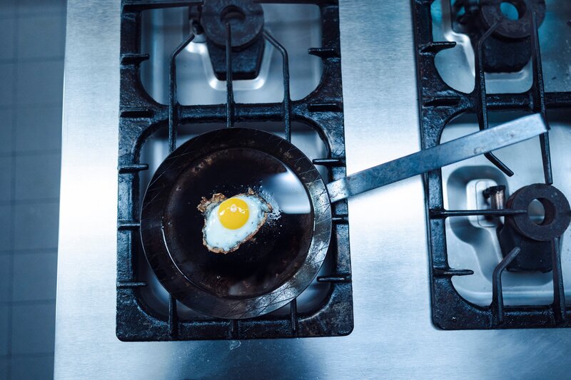 Dr. Mai Thi Nguyen-Kim ist nicht nur Chemikerin, sondern auch leidenschaftliche Köchin. In der Terra X-Reihe „Chemie des Kochens“ blickt Dr. Mai Thi Nguyen-Kim buchstäblich in das Innere von Töpfen, Pfannen, Öfen und geht den Geheimnissen unserer Esskultur auf den Grund. – Bild: Ben Knabe /​ ZDF