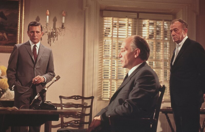 Geheimdienstagent Nordstrom (John Forsythe, l.) und Kollege McKittreck (Edmon Ryan, r.) nehmen den russischen Sicherheitsoffizier Boris Kusenov (Per-Axel Arosenius, M.) ins Verhör. – Bild: port.hu Geheimdienstagent Nordstrom (John Forsythe, l.) und Kollege McKittreck (Edmon Ryan, r.) nehmen den russischen Sicherheitsoffizier Boris Kusenov (Per-Axel Arosenius, M.) ins Verhör. – Bild: port.hu