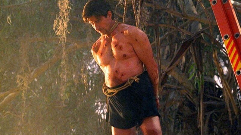 Eine Joggerin findet eine grässlich verstümmelte Leiche (Lenny von Dohlen), die an einem Baum aufgehängt wurde. – Bild: MG RTL D /​ CBS