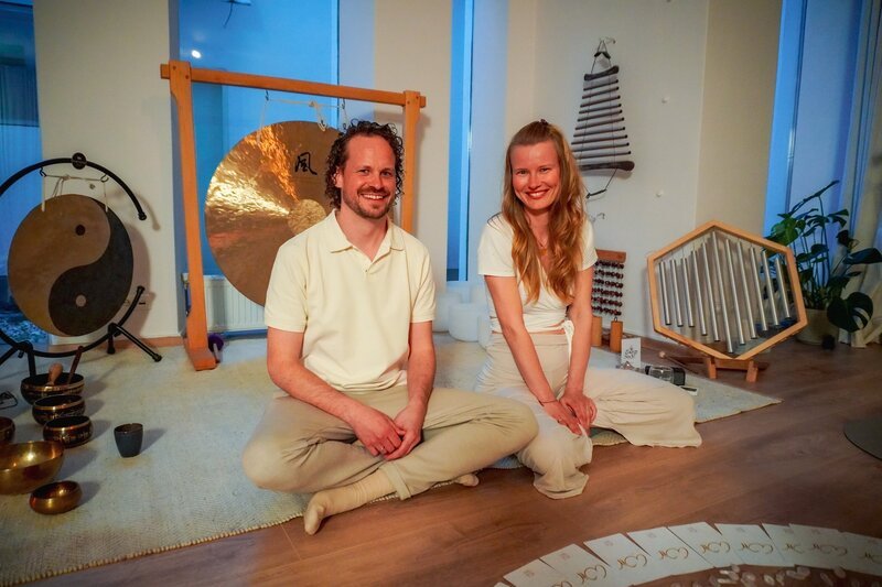 Tantra-Lehrer Bernhard Semmler gemeinsam mit seiner Partnerin Nadin Menzer bei einem Workshop im Energy Studio in Wien. – Bild: ORF/DMG Film  Tantra-Lehrer Bernhard Semmler gemeinsam mit seiner Partnerin Nadin Menzer bei einem Workshop im Energy Studio in Wien. – Bild: ORF/DMG Film