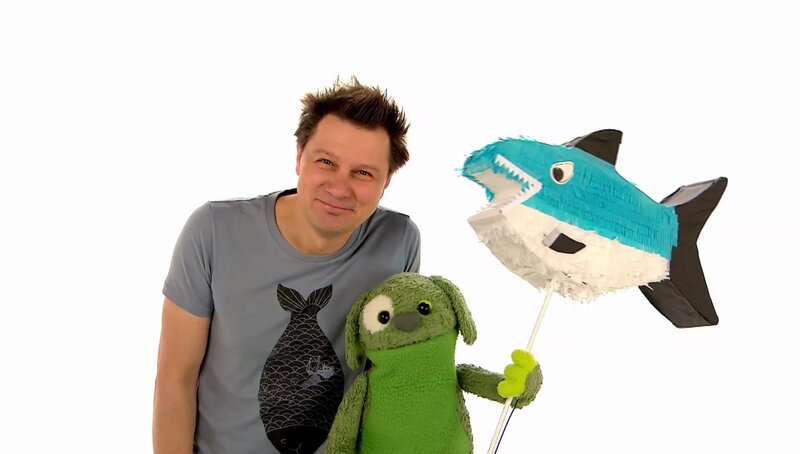 André und Knolle mit einem Hai – Bild: WDR/​Die Sendung mit dem Elefanten