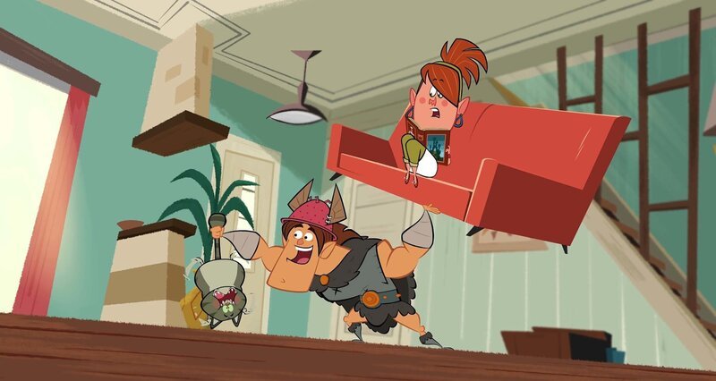 Gorbar (l.) hat Kater Maurice unter dem Sofa hervorgefischt, indem er das Sofa mit Babysitterin Seraphine darauf mal kurz angehoben hat. – Bild: ZDF/​Mondo TV France /​ KiKA