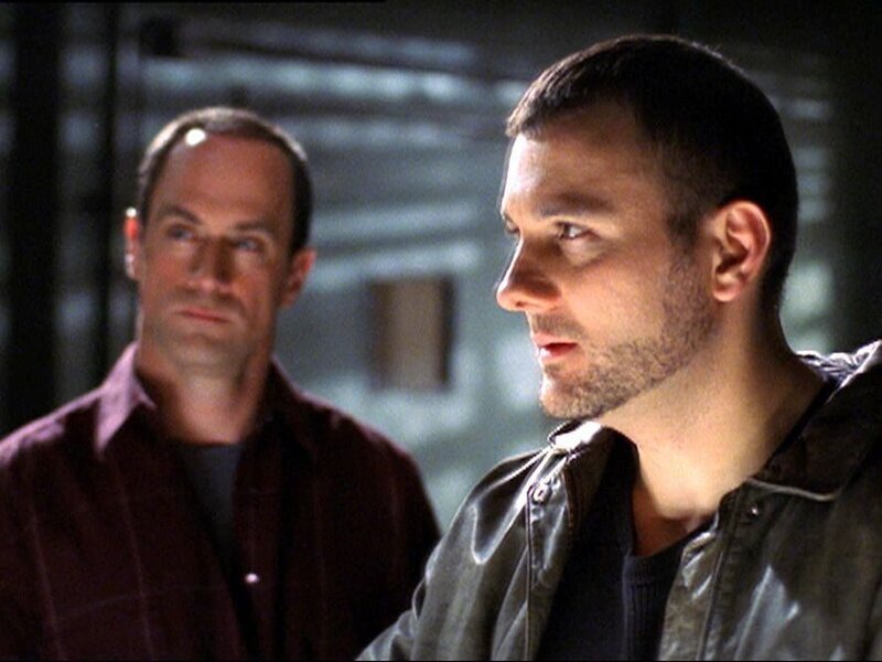 Der streng religiöse Milan Zergin (Stelio Savante, r.) hat die Staatsanwältin brutal verprügelt. Obwohl er sich keiner Schuld bewusst ist, verhört ihn Det. Stabler (Christopher Meloni) zu dem Vorfall. – Bild: RTL NITRO