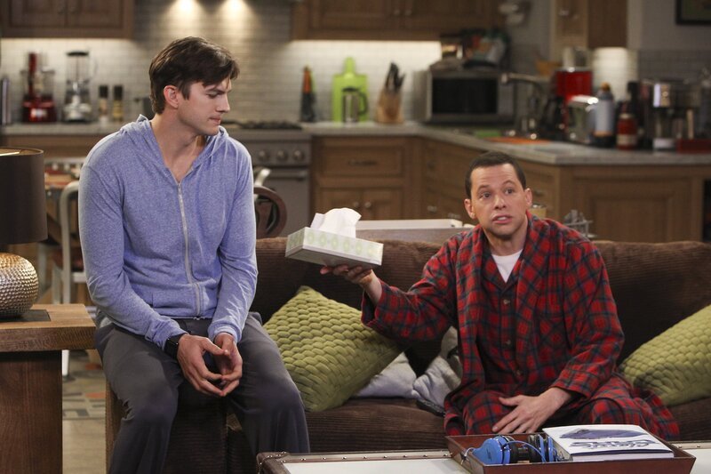 Walden (Ashton Kutcher, l.) bemerkt mitten in der Nacht, dass Alan (Jon Cryer, r.) heulend auf dem Sofa sitzt. Was ist nur der Grund dafür? – Bild: OTTC