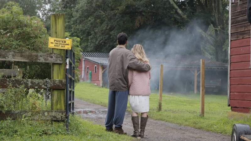 Young Karl and Cindy Best look at the destroyed farm. – Bild: Discovery Communications