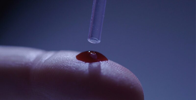 Mit nur einem Bluttropfen hunderte Krankheiten erkennen: Das war die Vision von Elizabeth Holmes. Am Ende stellt sich heraus: alles nur fake. – Bild: ZDF und Dennis Mätzig /​ Blue moon media GmbH