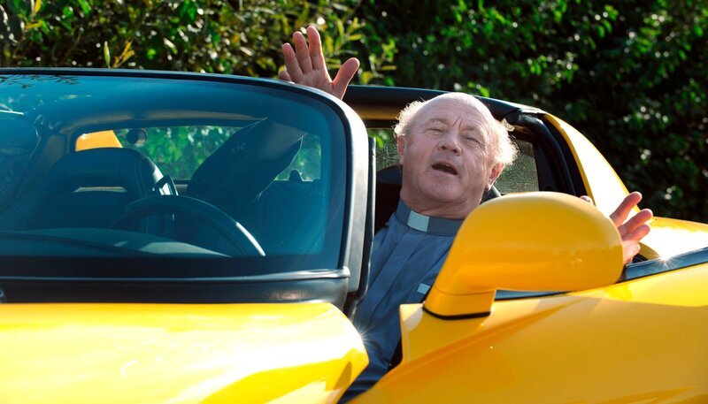 Pfarrer Kurz (Hans Stadlbauer) ist mit einem sportlichen Flitzer unterwegs. – Bild: BR/​Marco Orlando Pichler