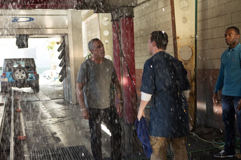 Bosch Staffel 1 Folge 6 Befragung in der Waschanlage: Titus Welliver als Harry Bosch, Shawn Hatosy als Johnny Stokes, Jamie Hector als Jerry Edgar – Bild: SRF/​Amazon Studios