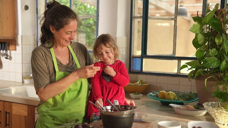 Zu Tisch Galiläa – Israel Die vegane Dattelkreation von Mutter Hagit schmeckt der kleinen Halili Pele – Bild: SRF/​Frederik Klose-Gerlich