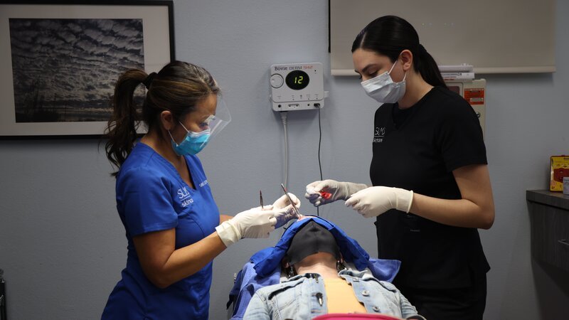 Dr. Sandra Lee performs surgery on Krystal W.’s forehead cyst with the aid of her assistant, Janet C. – Bild: Warner Bros. Discovery, Inc. or its subsidiaries and affiliates./​SHANE MARASHI