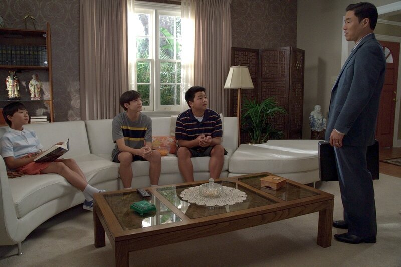 (v.l.n.r.) Evan Huang (Ian Chen); Emery Huang (Forrest Wheeler); Eddie Huang (Hudson Yang); Louis Huang (Randall Park) – Bild: American Broadcasting Companies