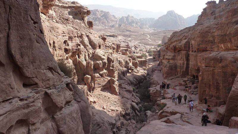 Der Jordangraben ist ein tief eingeschnittenes Tal, in dem die arabische Platte gegen die afrikanische Platte reibt. Dadurch können gefährliche Erdbeben entstehen. – Bild: ZDF und Nick Eyles