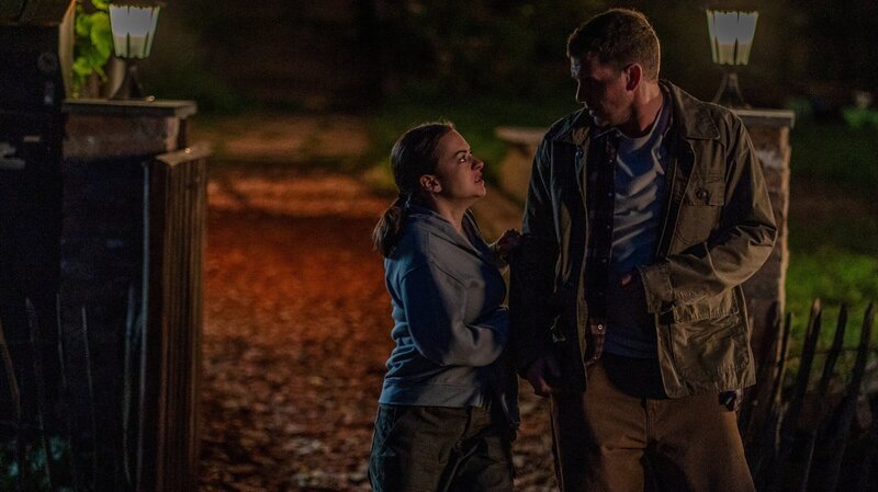 Sophie Högl (Michelle Barthel) bittet ihren Schwager Daniel Schmitt (Max Bretschneider) verzweifelt, sie nicht im Stich zu lassen. – Bild: ZDF und Oliver Feist