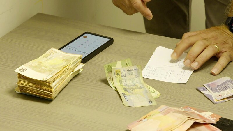 The border guard counts the money. – Bild: Warner Bros. Discovery