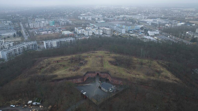 Fort VI (Tietzen), eine der zahlreichen Befestigungsanlagen in der Stadt Posen (Pozna?). (National Geographic) – Bild: Courtesy of Disney+