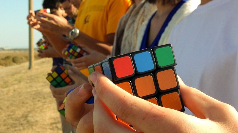 Schüler versuchen, den Zauberwürfel zu lösen. – Bild: ZDF und Discovery Communications