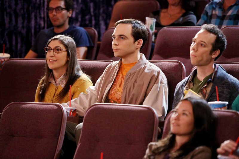 Bei einem Kinobesuch mit Penny, Leonard, Raj und Stuart (Kevin Sussman, r.) erzwingt Amy (Mayim Bialik, l.) Händchenhalten von Sheldon (Jim Parsons, M.), was ihm allerdings gar nicht recht ist … – Bild: Warner Bros. Television