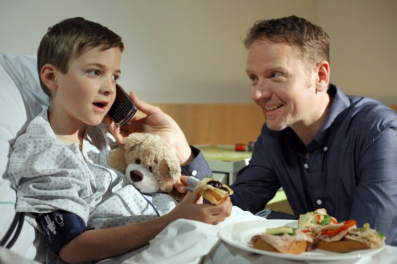 (v.li.): Max Harnisch (Paul), Mathias Kahler-Polagnoli (Martin Gross). – Bild: ORF/​Satel Film/​Pedro Domenigg