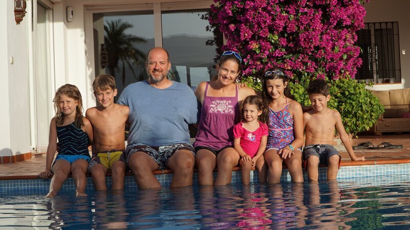 Episode 001 – The Hammond family sitting by the pool enjoying the summer in Spain in their new home town, La Herradura – Bild: HGTV