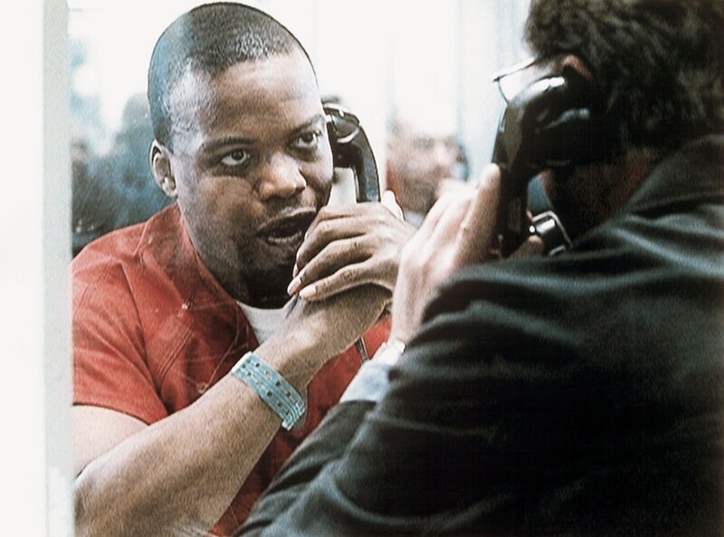 Frank Damon (Sterling Macer, l.) sitzt im Gefängnis und bittet Gil (William Petersen) um Hilfe. Er soll seine Frau und seinen Sohn ermordet haben und alle Indizien sprechen gegen ihn. Doch er beteuert seine Unschuld und Gil nimmt ihm seine Geschichte ab. – Bild: RTL /​ CBS