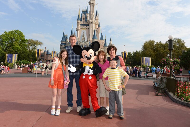(v.l.n.r.) Sue (Eden Sher); Mike (Neil Flynn); Mickey Mouse; Frankie (Patricia Heaton); Axl (Charlie McDermott); Brick (Atticus Shaffer) – Bild: MEI2 /​ RTI S.p.A. /​ Mediamond S.p.a.
