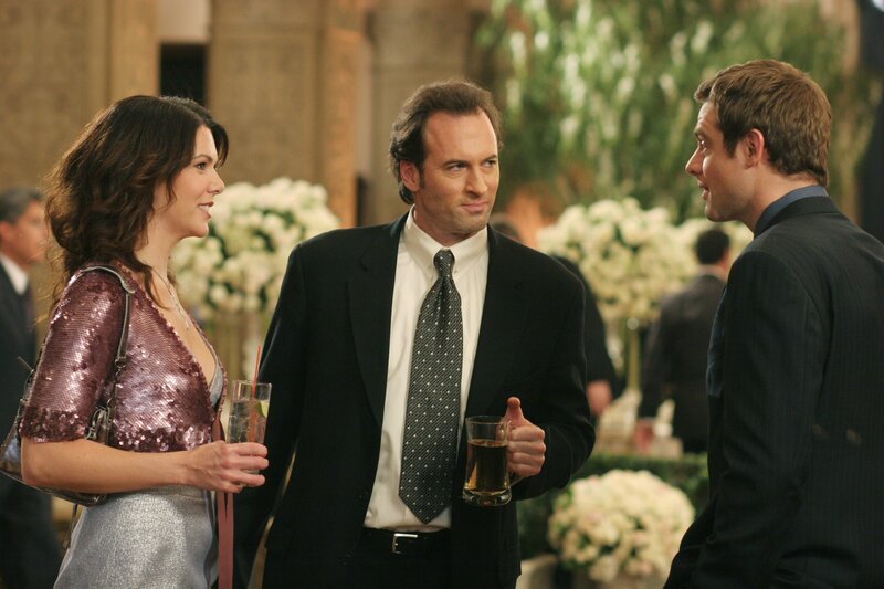 Bei der Erneuerung des Ehegelübdes von Lorelais (Lauren Graham, l.) Eltern, geraten ihr aktueller Freund Luke (Scott Patterson, M.) und ihr Ex-Mann Christopher (David Sutcliffe, r.) heftig aneinander, denn dieser möchte seine Ex-Frau wieder für sich gewinnen … – Bild: ATV2