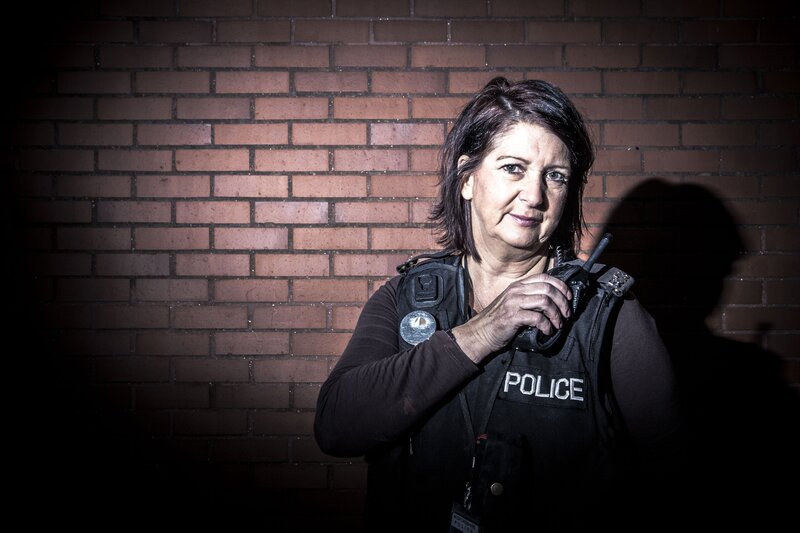 Kriminalbeamtin Cathie Layton – Bild: RYAN MCNAMARA