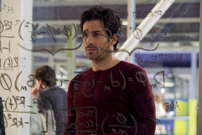 Wie wird der Technik-Milliardär Darius Tanz (Santiago Cabrera) reagieren, wenn ein junger MIT-Student bei ihm auftaucht und behauptet, dass ein Asteroid in 186 Tagen mit der Erde kollidieren wird? – Bild: Ben Mark Holzberg