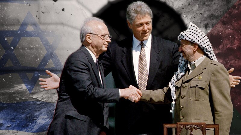 Unter der Vermittlung von US-Präsident Bill Clinton (M.) reichen sich der israelische Ministerpräsident Yitzhak Rabin (l.) und PLO Chef Yasir Arafat (r.) die Hand. Die Unterzeichnung des Oslo-Abkommens ist ein Zeichen der Hoffnung für Frieden im Nahen Osten. – Bild: ZDF und Tobias Lenz, Autorenkombinat