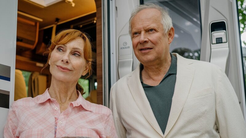 „Familie Bundschuh – Wir machen Camping“: Statt einer Auszeit im Hotel genießt Gundula (Andrea Sawatzki, l.) mit Gerald (Axel Milberg, r.) ein romantisches Zusammensein auf dem Campingplatz. Dass sie dort ausgerechnet auf Geralds Vorgesetzten treffen und von ihm eingeladen werden, war nicht eingeplant, oder doch? – Bild: ZDF