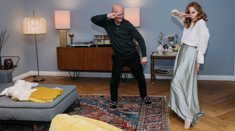 Adam (Christian Berkel, li.) und Evelyn (Andrea Sawatzki, re.) sind jetzt Komplizen. – Bild: ARD Degeto Film/​Silviu Guiman