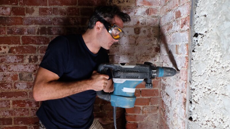 Rob Nelson drills through a wall in tunnels underneath Denver’s downtown. – Bild: Discovery Communications