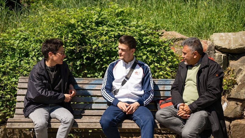 In Magdeburg trifft Dunja Hayali den Syrer Anas, der einen Messerangriff überlebt hat. Gemeinsam mit seinem Vater spricht er über die Tat, ihre Folgen – und das Ringen um Normalität. – Bild: ZDF und Felix Korfmann