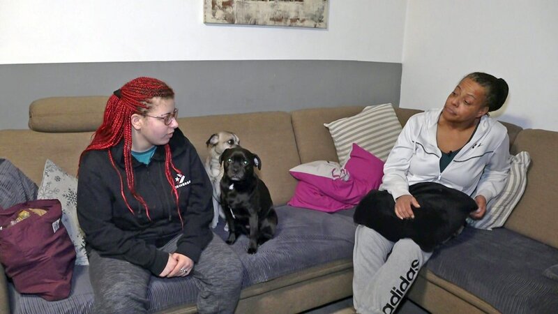 Tochter Leann (li.) schaut, ob Mama Jannie sich auch wirklich schont. Denn das entspricht so gar nicht dem Naturell der 48-Jährigen. – Bild: RTL Zwei