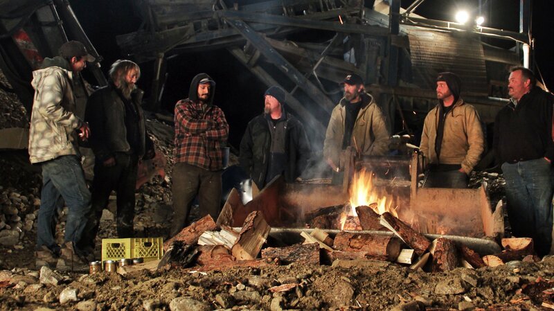 The Dawson Crew around a fire pit talking about their gold totals. – Bild: Discovery Communications /​ E Gorsuch