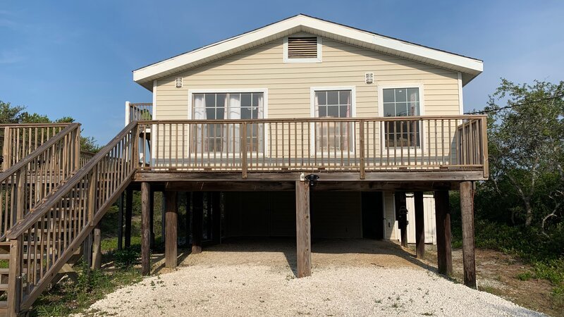 Tan Lines is a cute beach house in Gulf Shores, Alabama featuring a large deck space and space to park cars and boats as seen on HGTV’s Beachfront Bargain Hunt. – Bild: HGTV /​ Scripps