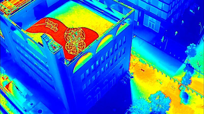 Die Grundschule am Baakenhafen in Hamburg hat einen Schulhof auf dem Dach. An heißen Tagen heizt sich der Bodenbelag auf 50 Grad auf. – Bild: NDR/​Ingo Mende