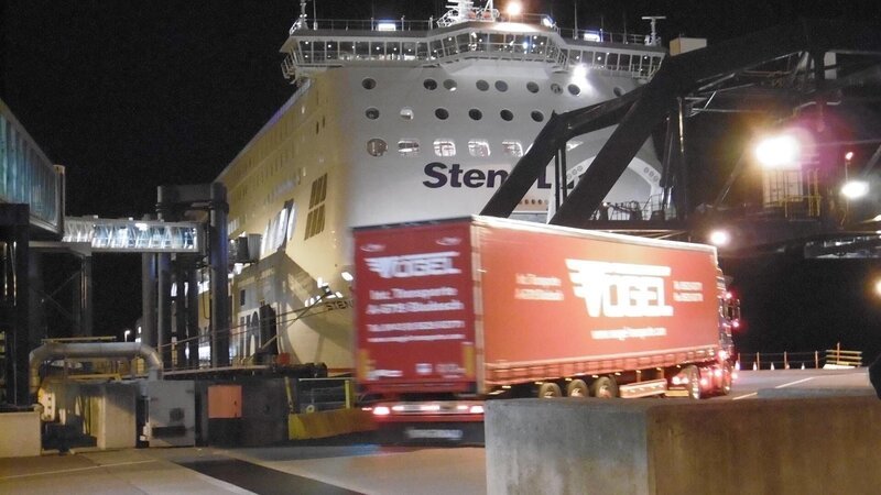 Der Lkw kommt an seinem Zielort an. – Bild: Warner Bros. Discovery