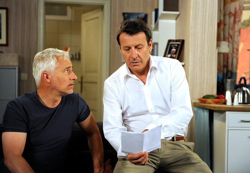 Statt abzureisen taucht Gunter (Hermann Toelcke, r.) in der WG bei Thomas (Gerry Hungbauer, l.) unter und ist gespannt, was der Tag bringen wird: seine Blamage oder Benitas Entlarvung. – Bild: ARD/​Nicole Manthey