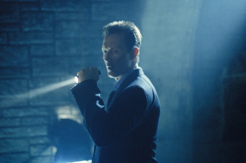 John Doggett (Robert Patrick) ist einem Serienmörder auf der Spur, der aufgrund eines DNA-Tests wieder freigelassen wurde. – Bild: Tele 5 John Doggett (Robert Patrick) ist einem Serienmörder auf der Spur, der aufgrund eines DNA-Tests wieder freigelassen wurde. – Bild: Tele 5