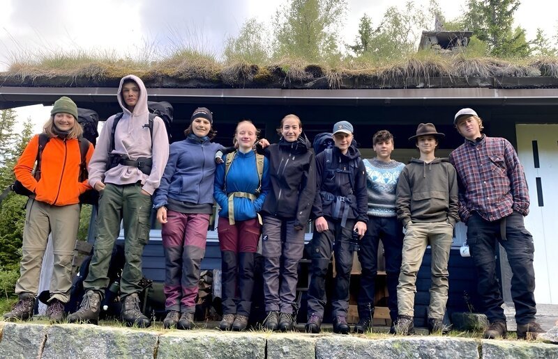 Bereit zum Aufbruch: Von links: Leyla, Max, Emilia, Kaja, Emma, Maxi, Ben aka Fritz, Niklas und Florentin. – Bild: Bewegte Zeiten Filmproduktion GmbH/​Megan Ehrmanns