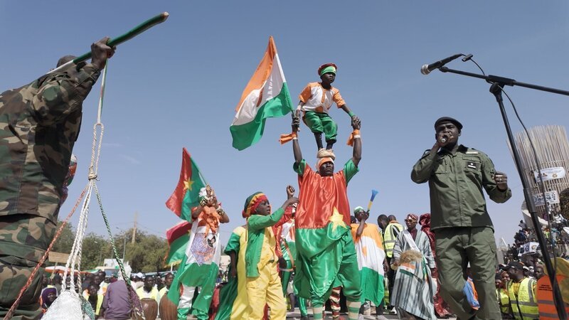 Musiker feiern den Beginn der Allianz der Sahelstaaten in Nigers Hauptstadt Niamey. – Bild: SiraThierij/​NGLOW